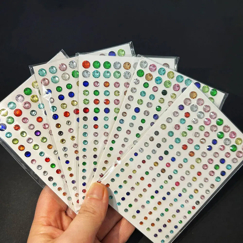 1sheet 900pcs Rainbow Face Glittle Gem Stickers Stick-On Facial Tattoo Eye Rhinestone Jewels 3/4/5mm Mix Wedding Party Make Up