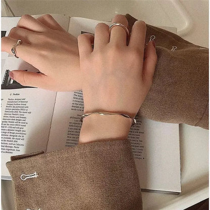 2025 New Fashion Creative Unique Design Style Minimalist Geometric Bending Shape Adjustable Bracelet, Suitable For Mothers to Se