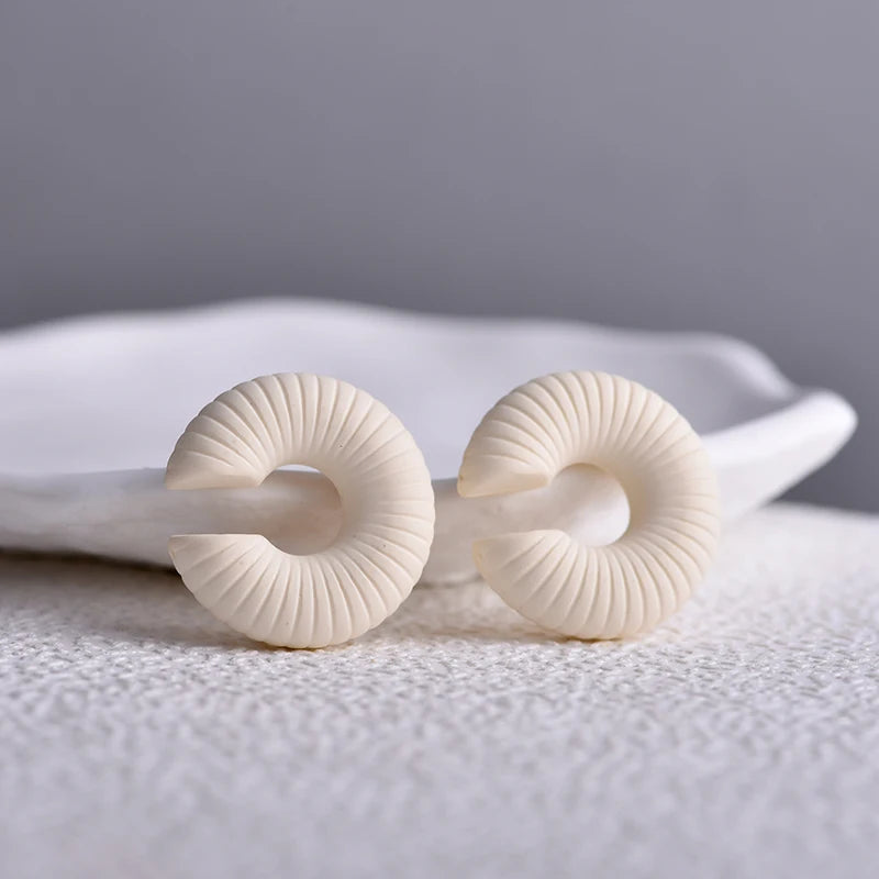 1 Pair Simple Round Circle Clip Earrings For Women C Shape Acrylic Red Blue Black Pink No Pierced Cartilage Lightweight Ear Cuff